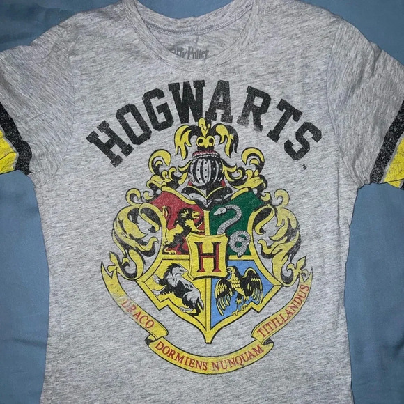 Hogwarts Harry Potter T-Shirt - Picture 3 of 4